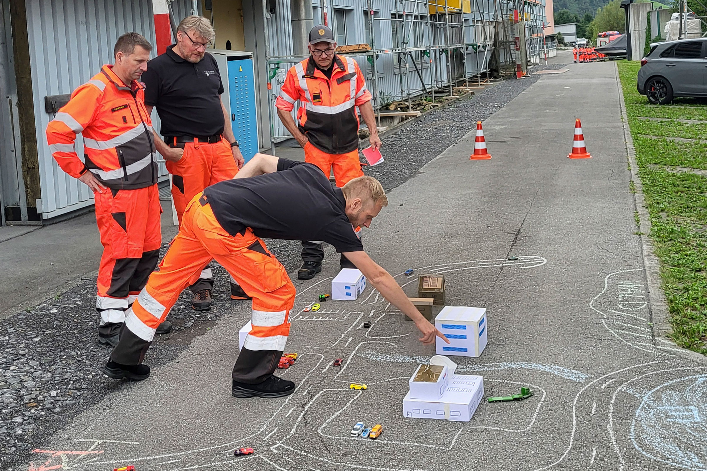 An der Kaderprobe üben Offiziere die Entschlussfassung am Modell.