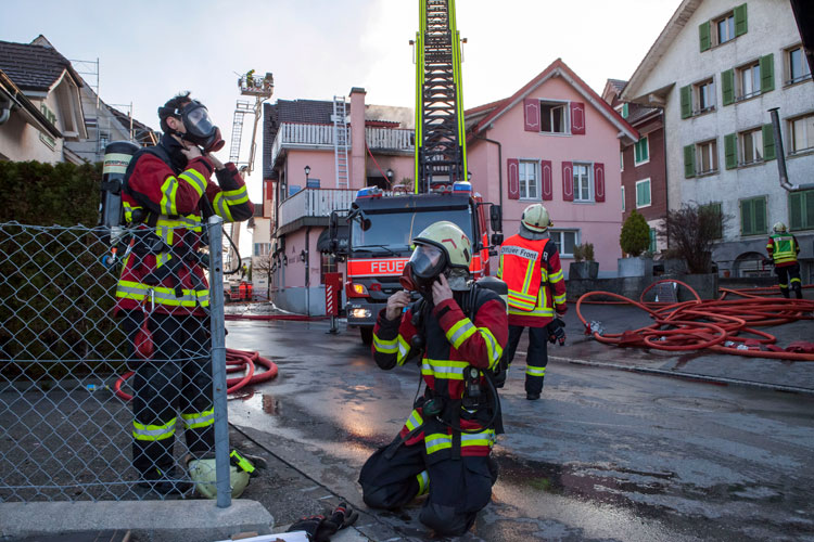 Ein weiterer Atemschutztrupp der Feuerwehr Buochs-Ennetbürgen macht sich für eine Ablösung bereit.