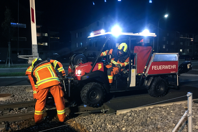 Die Gruppe Bahnerdung nutzt die baubedingte Streckensperrung der Zentralbahn und übt an mehreren Stellen am Bahntrasse.