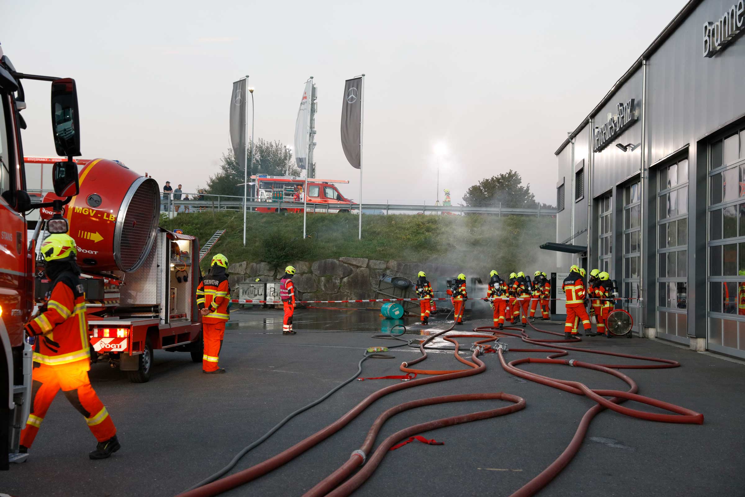 Unter Atemschutz rücken Feuerwehrleute zum Brandherd vor …