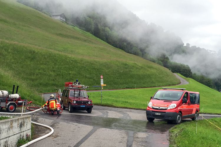 Die Stanser Motorspritzengruppe trainiert den Wassertransport am Berg zusammen mit den Kameraden aus Oberdorf und Dallenwil.