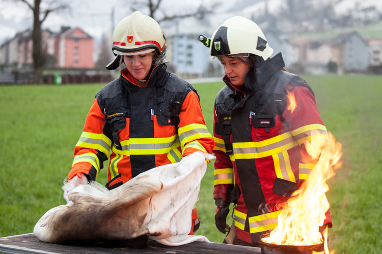 Sieben neu in die Stanser Feuerwehr eingeteilte Feuerwehrleute nehmen am kantonalen Einführungskurs teil. Zu den erlernten Fähigkeiten gehört auch das Löschen eines brennenden Kochtopfs.