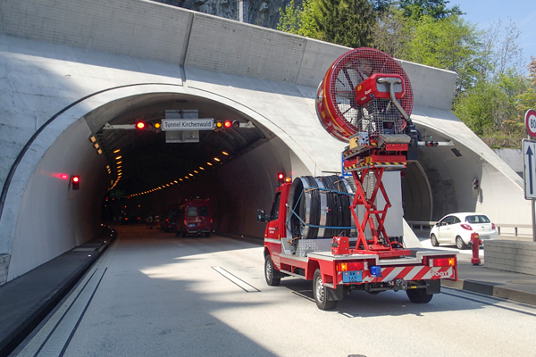 Zur Unterstützung der Lüftungsanlage des Tunnels setzt die Feuerwehr den Portalbereich mit dem mobilen Grossventilator unter Druck. So wird der Rauch schneller abgezogen.
