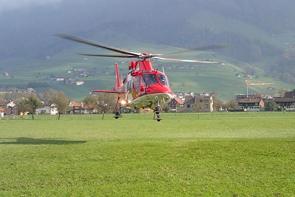 Bei einem Arbeitsunfall im Eichli wird eine Person schwer verletzt. Die Strassenrettungsgruppe sichert die Unfallstelle und weist unter anderem den Heli ein.
