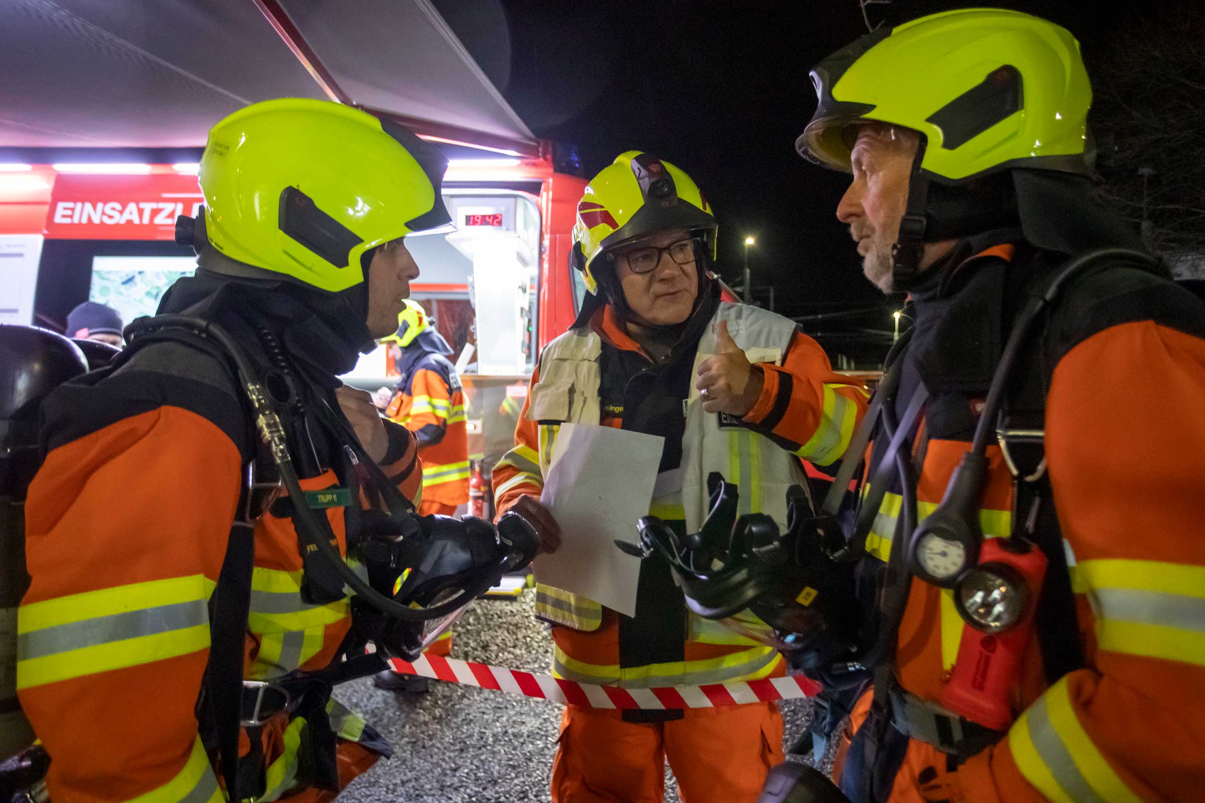 Die Einsatzübung in Stansstad ist nach 46 Dienstjahren die letzte Probe für Edy Amstad (rechts).