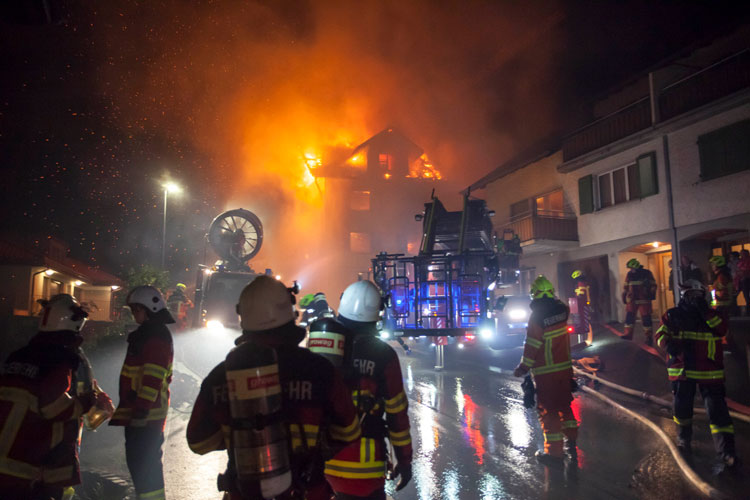 Funkenflug und Hitzestrahlung gefährden die Nachbarhäuser.
