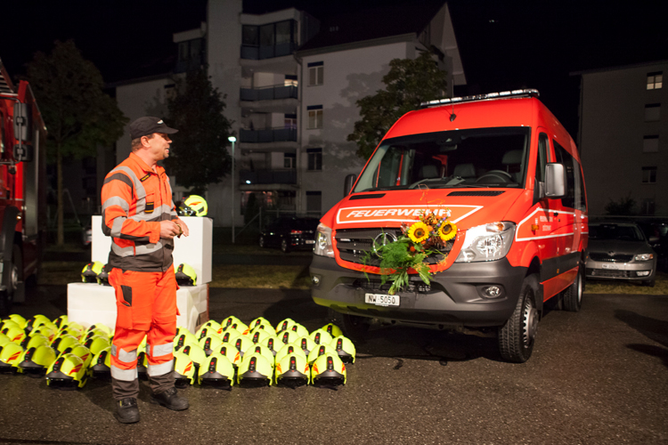 Anlässlich der letzten Herbstprobe findet die Umrüstung auf den neuen Helm statt. Anschliessend stellt Kommandant Fredy Achermann den neuen Mannschaftstransporter 519 BT 4x4 vor (Bild). Zusammen mit dem neuen Bus segnet der Pfarrer auch das Modulfahrzeug ein.