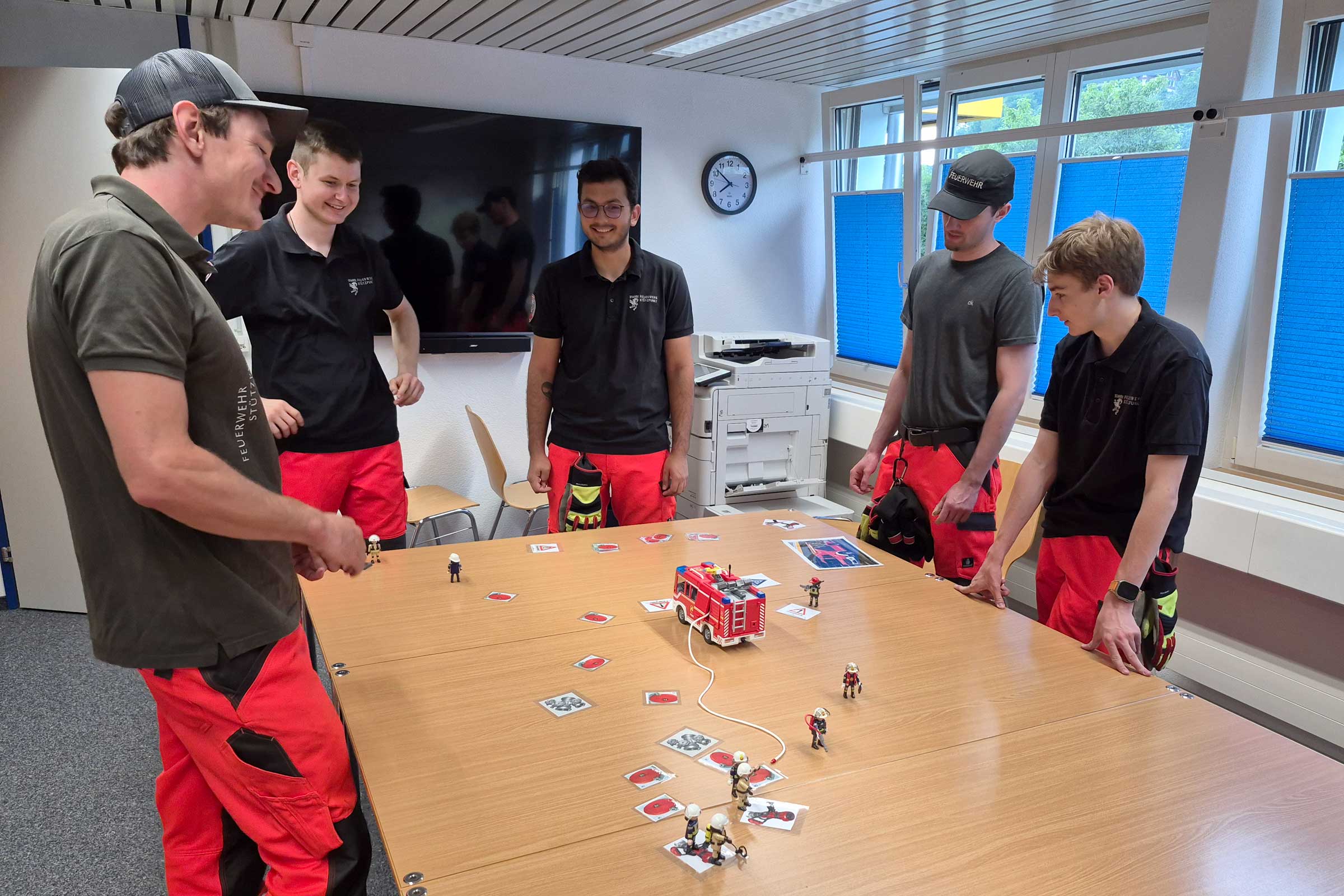 Die Neueingeteilten erarbeiten den Löscheinsatz in der Theorie.