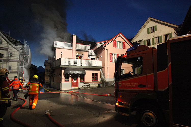 In Buochs brennt das Haus Hirschen.