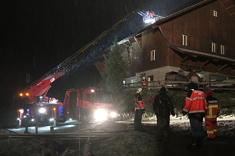 In Oberrickenbach benötigt ein Stalldach eine Notreparatur.