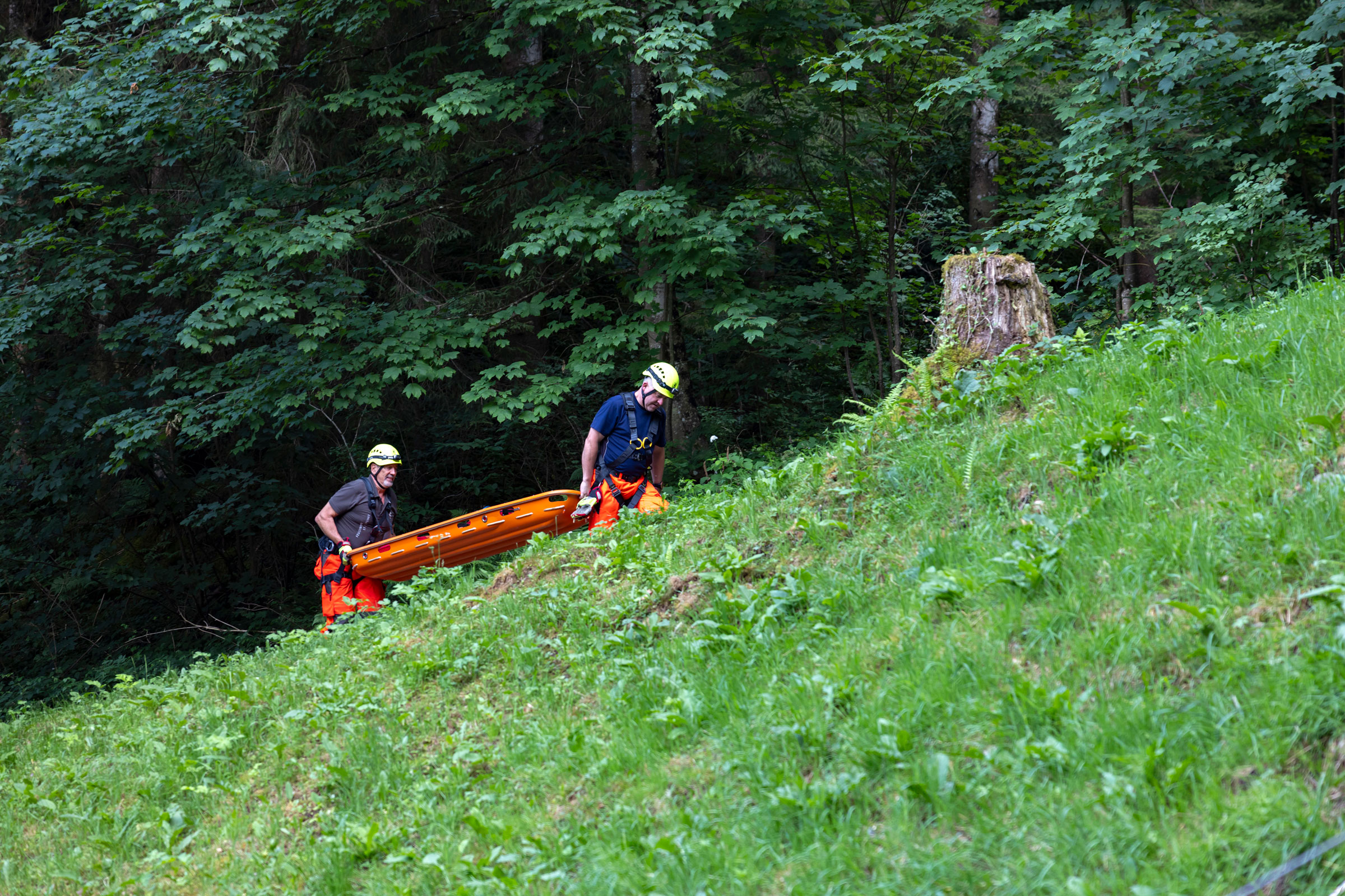 Die Schleifkorbtrage ist in dieser Situation das ideale Rettungsmittel.