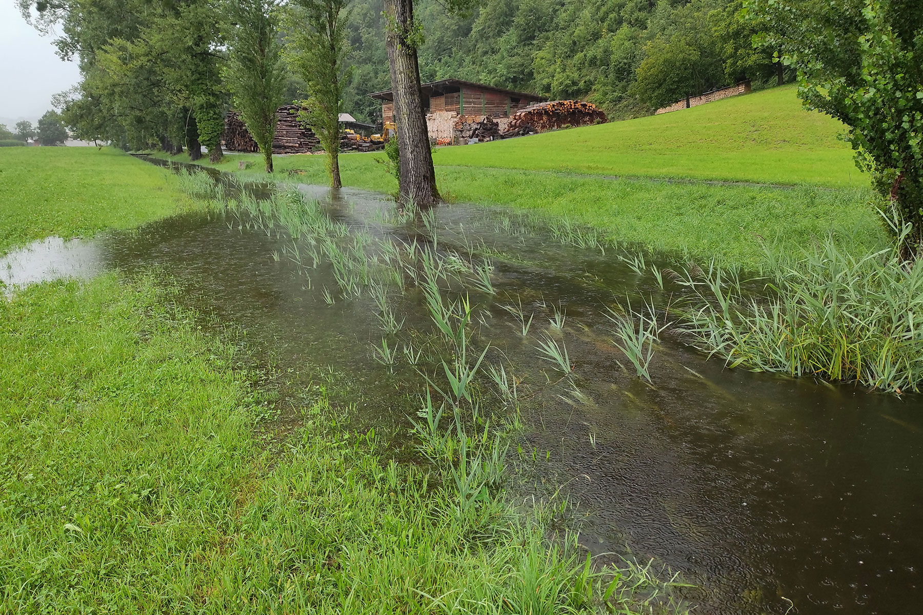 Starker Regen führt vereinzelt zu Überschwemmungen.