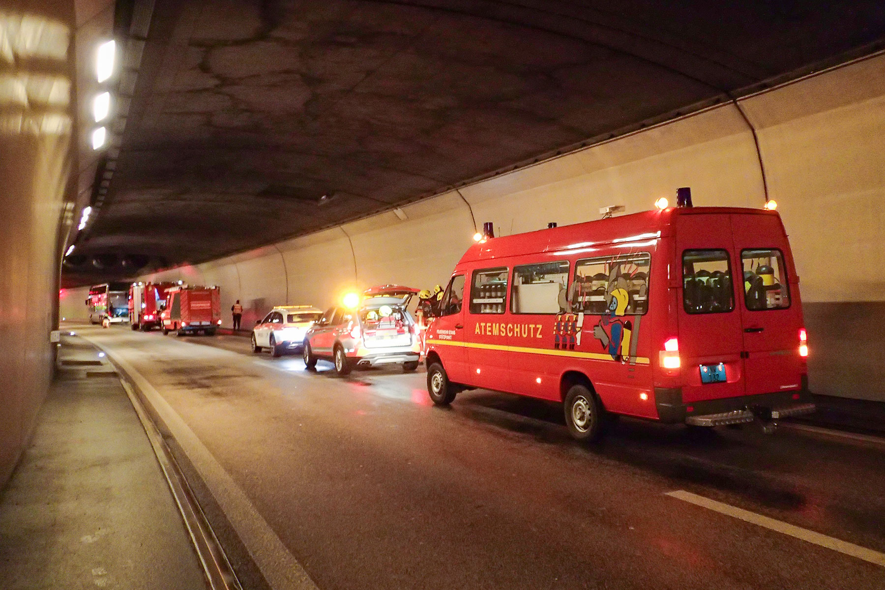Ein defekter Reisecar bleibt im Kirchenwaldtunnel stecken.