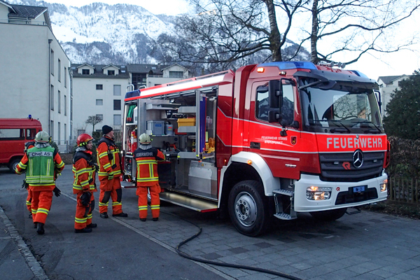 Im Eichli brennt es im Erdgeschoss eines Gewerbegebäudes. Das neue Tanklöschfahrzeug Atego ist am Tag davor in Stans eingetroffen und steht bereits im Einsatz.