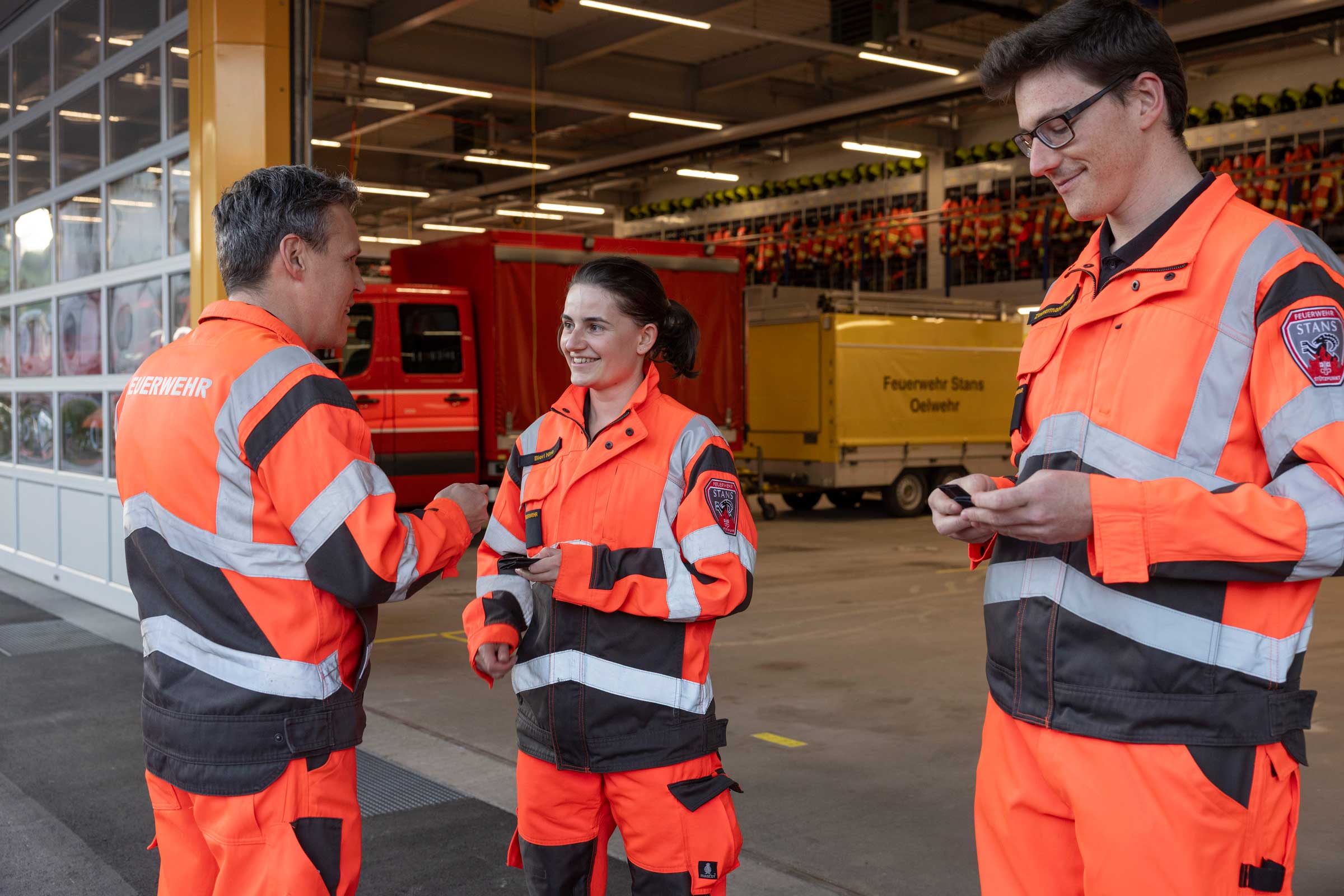 Kommandant André Imboden gratuliert Nina Bieri und Renato Zimmermann zum bestandenen Gruppenführerkurs und befördert sie zu Wachtmeistern.