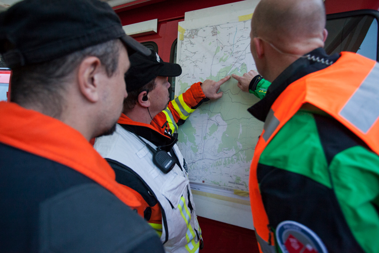 Die Einsatzleiter der verschiedenen Organisationen orientieren sich anhand der Landkarte.