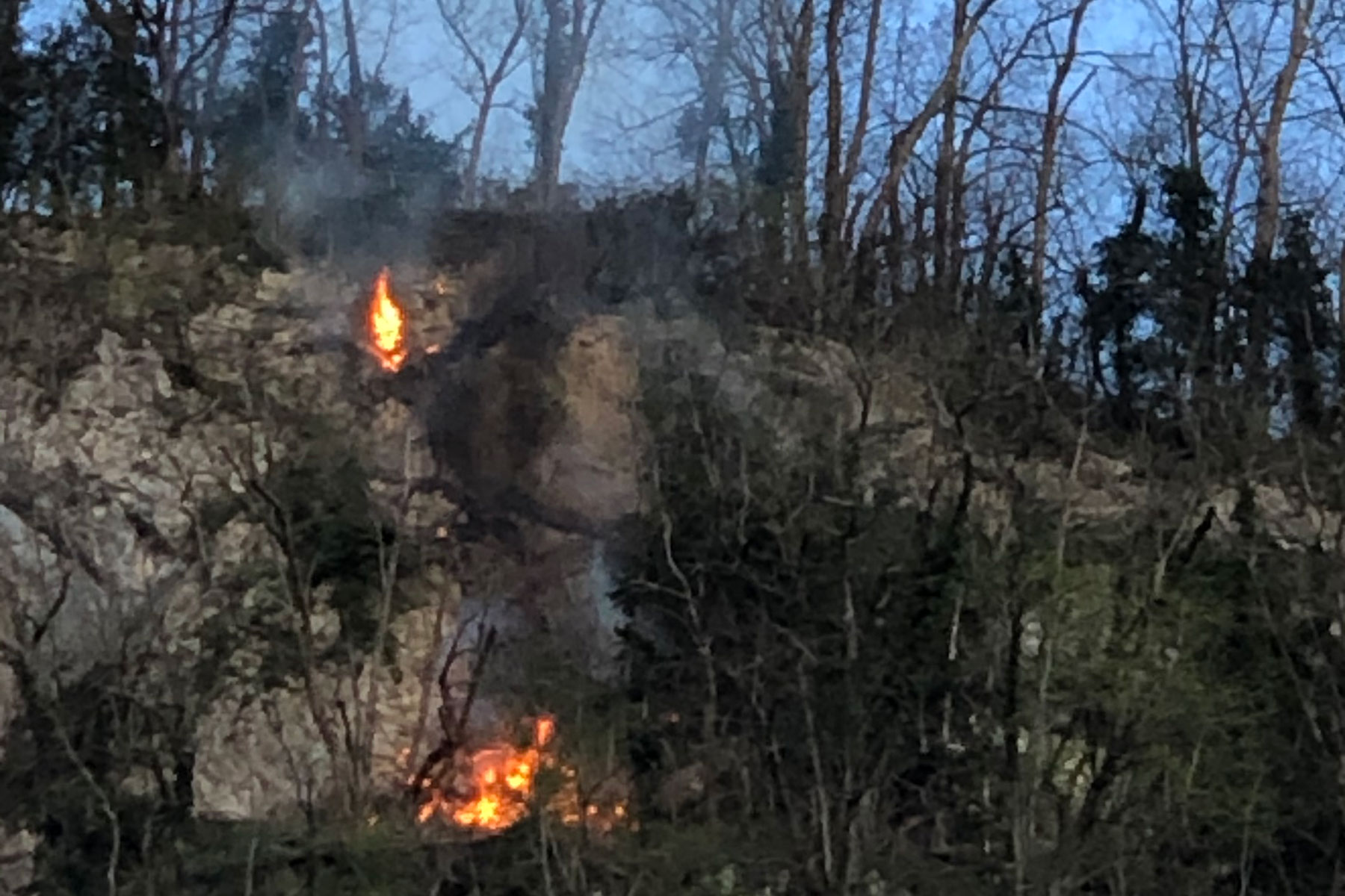 Die ADL-Gruppe unterstützt die Feuerwehr Stansstad bei einem Waldbrand in Obbürgen.
