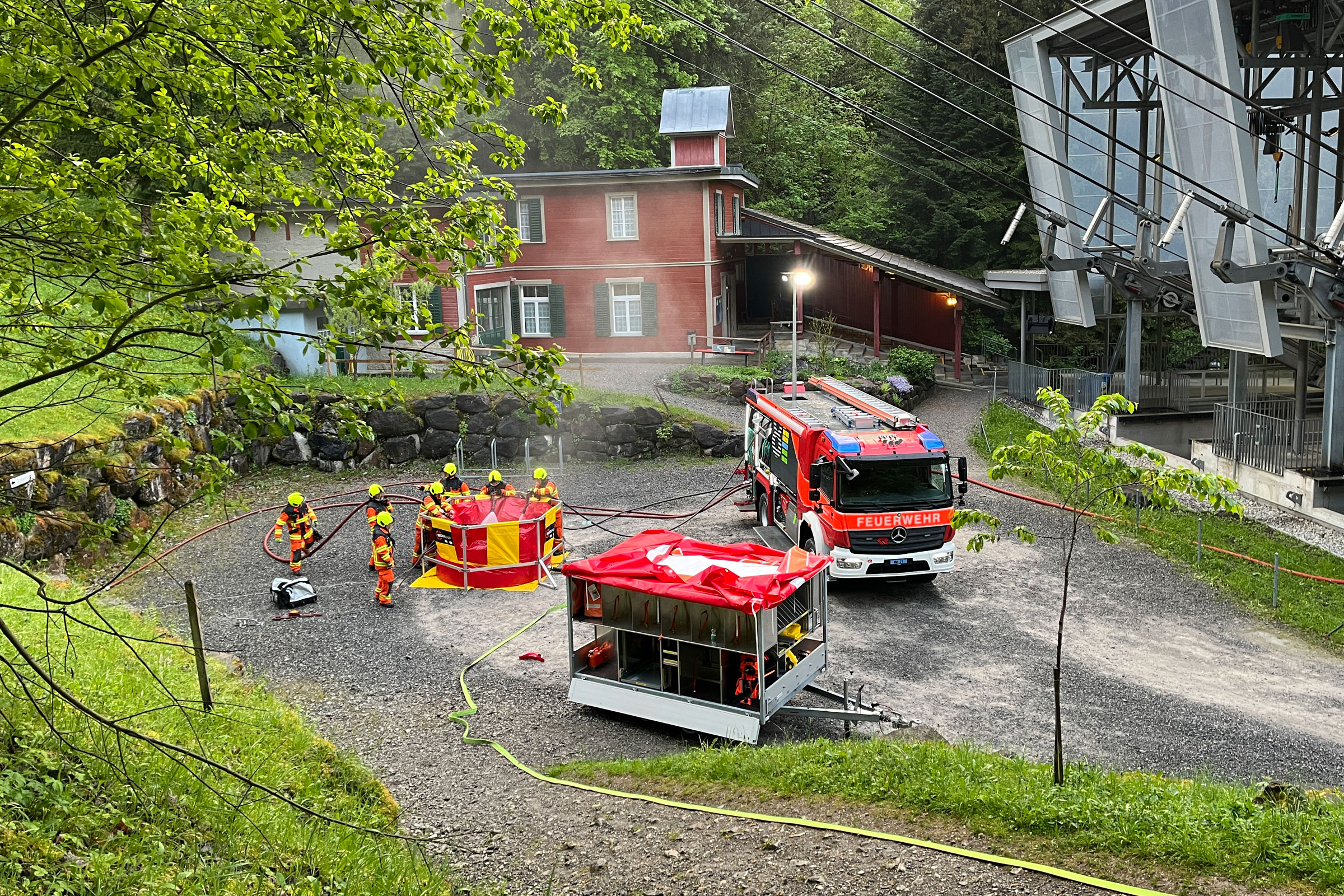… während sich der 2. Einsatzzug am Stanserhorn mit dem Material für Waldbrände vertraut macht.