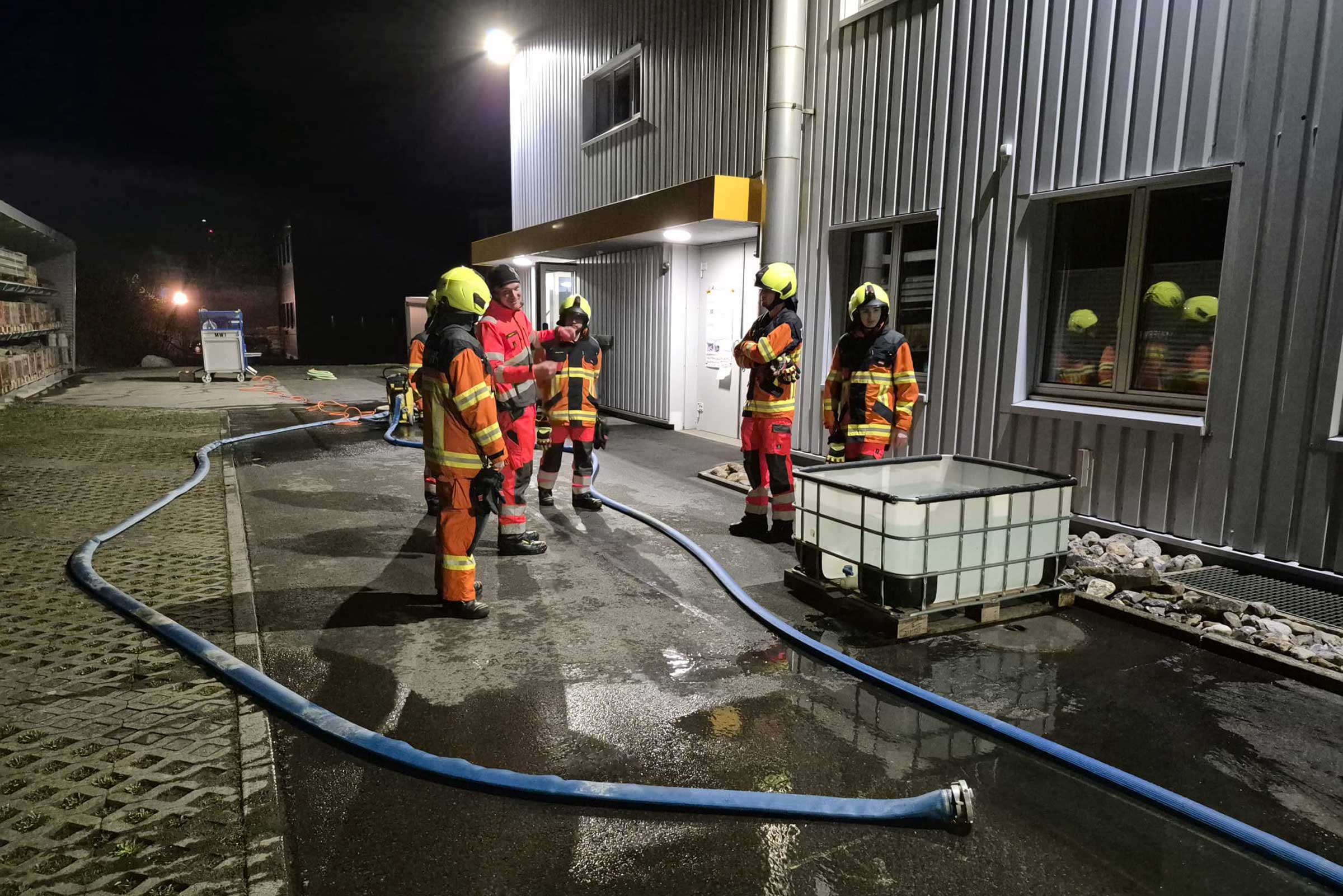 Die Neueingeteilten üben Wasser abzupumpen.