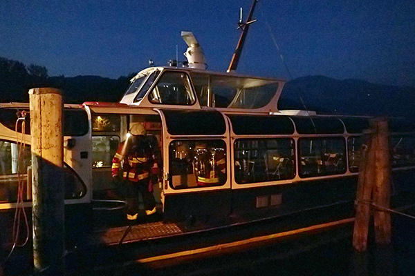 In Buochs wird ein Kabelbrand auf einem Schiff von der Feuerwehr Buochs-Ennetbürgen gelöscht. Die Autodrehleitergruppe aus Stans steht mit dem mobilen Grossventilator zur Unterstützung bereit.