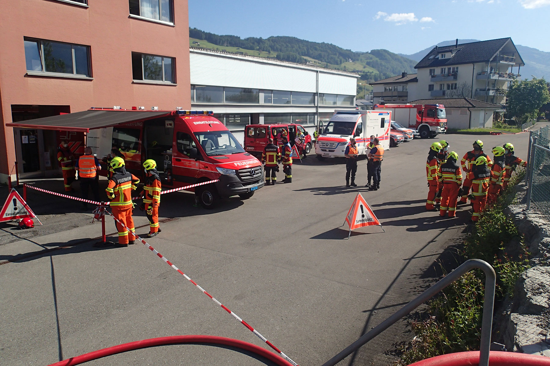 Die Betriebsfeuerwehr Pilatus rückt zur Übung Feuervogel nach Buochs aus. Die Strassenrettungsgruppe und die Führungsunterstützung der Stützpunktfeuerwehr werden ebenfalls aufgeboten.