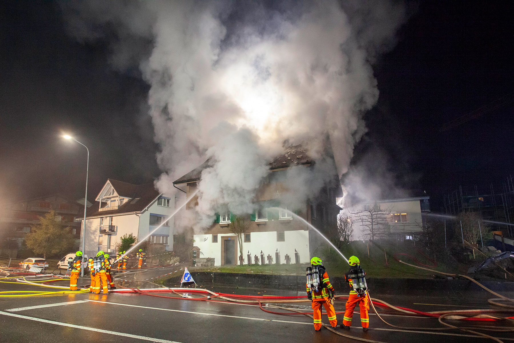 In Ennetmoos brennt ein Wohnhaus. Die Bewohner werden gerettet, aber der Brand ist zu weit fortgeschritten; das Haus erleidet Totalschaden.