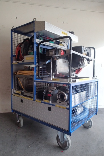 Breite: 860mm
Länge: 1230mm
Höhe: 1670mm
Gewicht 400 kg

Beladung:
1 Notstromaggregat 8.0 kW
1 Kabelrolle 25m, 380 Volt
1 Kabelrollen 50m, 220 Volt
1 Scheinwerfer 500 Watt, mit Stativ
1 Schmutzwasserpumpe "Chiemsee",(2200 lt/min)
1 Tauchpumpe mit Flachabsaugung "Kärcher",(200 lt/min)
1 Tauchpumpe "ECM 100-DS",(450 lt/min)
2 Schläuche formfest 75mm
1 Schachtabsaugung
1 Bogen 90°
1 Bogen 45°
1 Druckbrecher
2 Feuerwehrschlauch 75mm
2 Feuerwehrschlauch 55mm
1 Rako-Box 
   (1 Hilfsstrick, 2 Storzschlüssel, 1 Schraubenzieher)
1 Benzinkanister