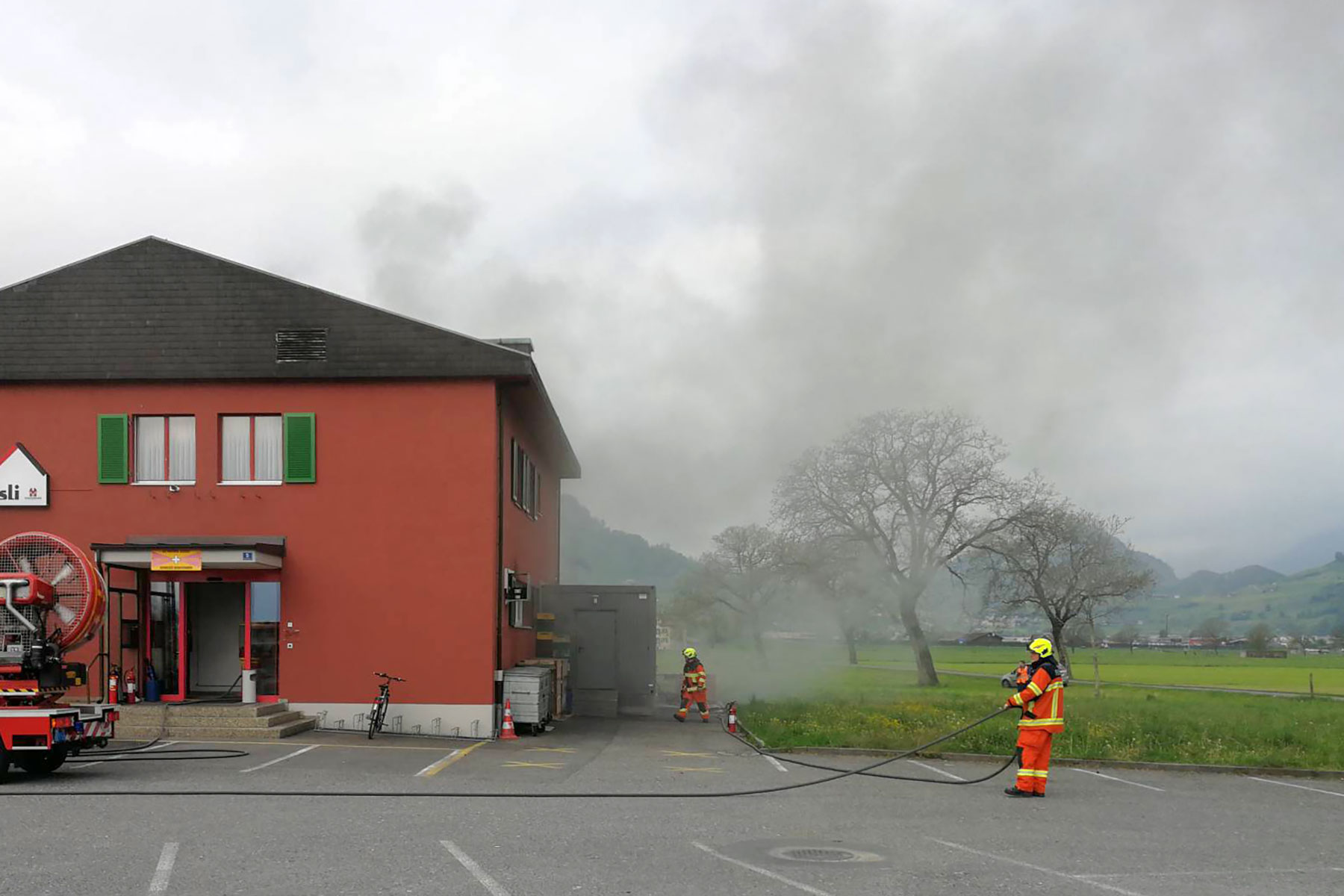Die ganze Feuerwehr wird aufgeboten und kann ein Feuer im Keller des Restaurants Allmendhuisli rasch unter Kontrolle bringen und löschen.