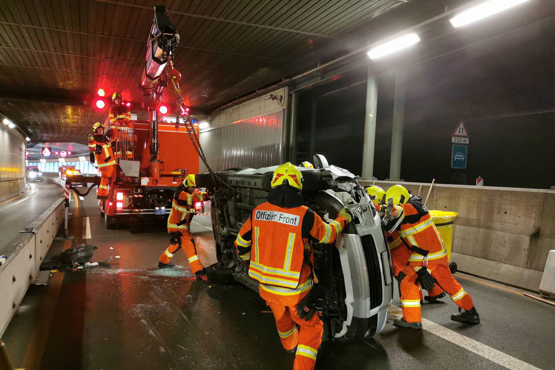 Die Strassenrettungsgruppe räumt nach einem Verkehrsunfall auf der Autobahn in Hergiswil auf.