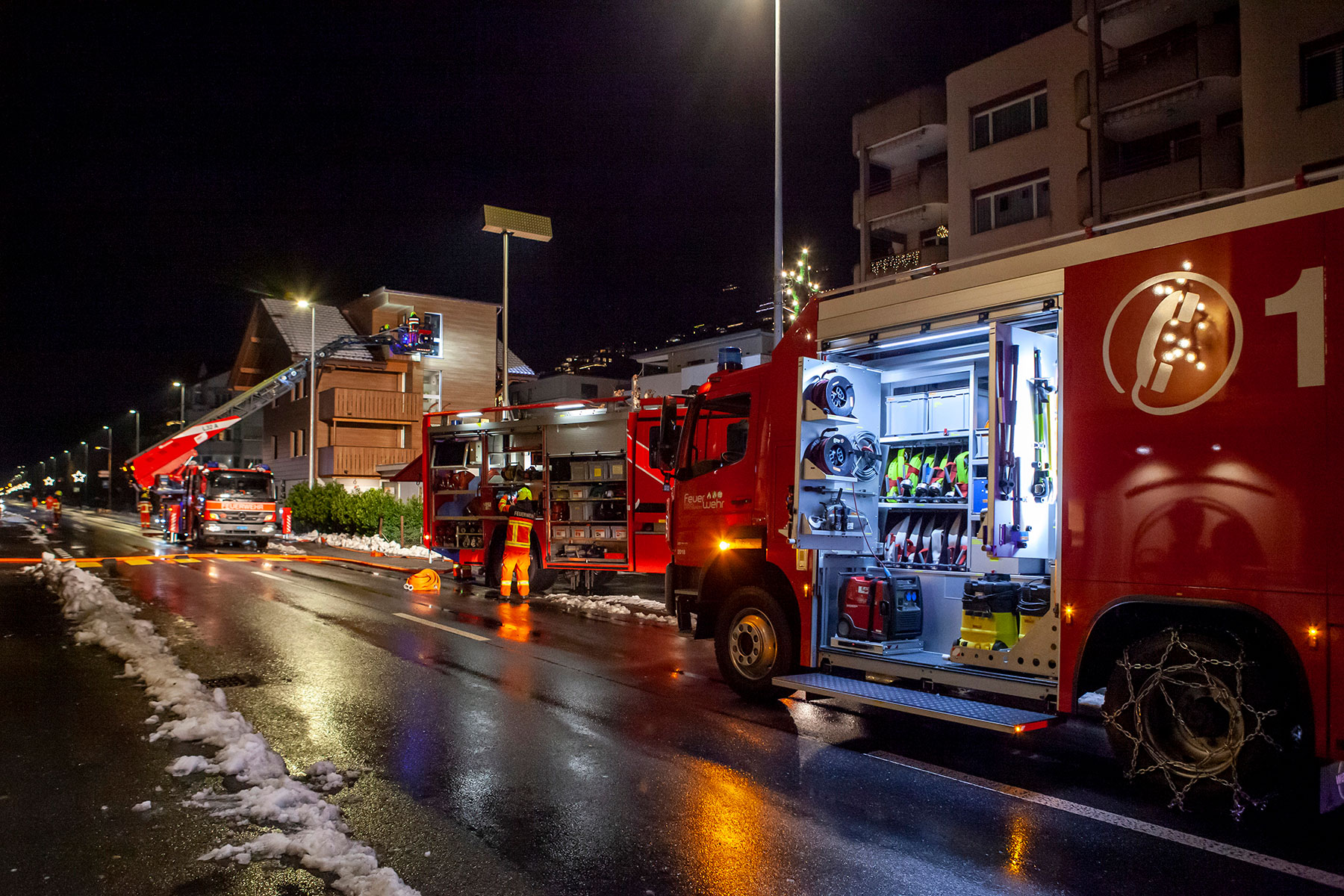 In Ennetbürgen brennt es in einem Alters- und Pflegeheim. Sieben Personen werden evakuiert, eine Person stirbt später im Spital an ihren Verletzungen.