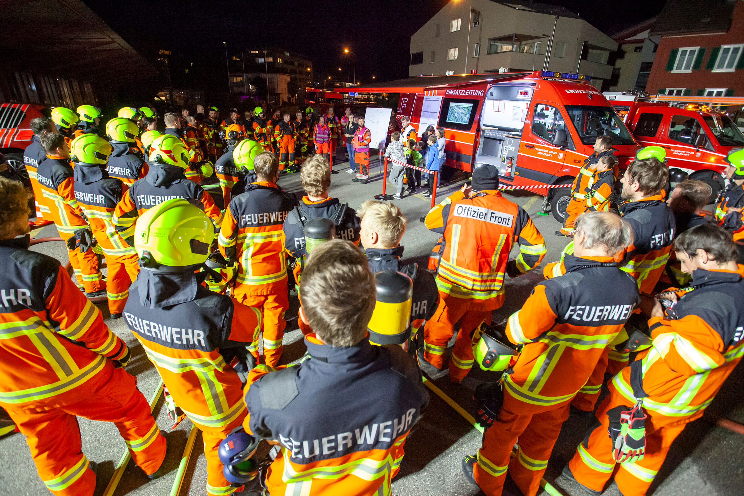 Zur Übungsbesprechung versammelt sich die ganze Feuerwehr.