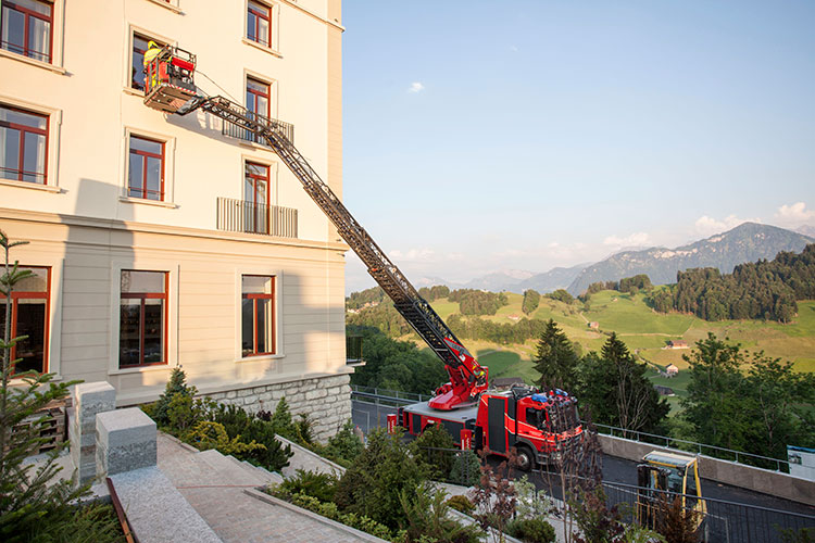 Die Autodrehleitergruppe überprüft auf dem Bürgenstock die Zugänge zum Hotel Palace.