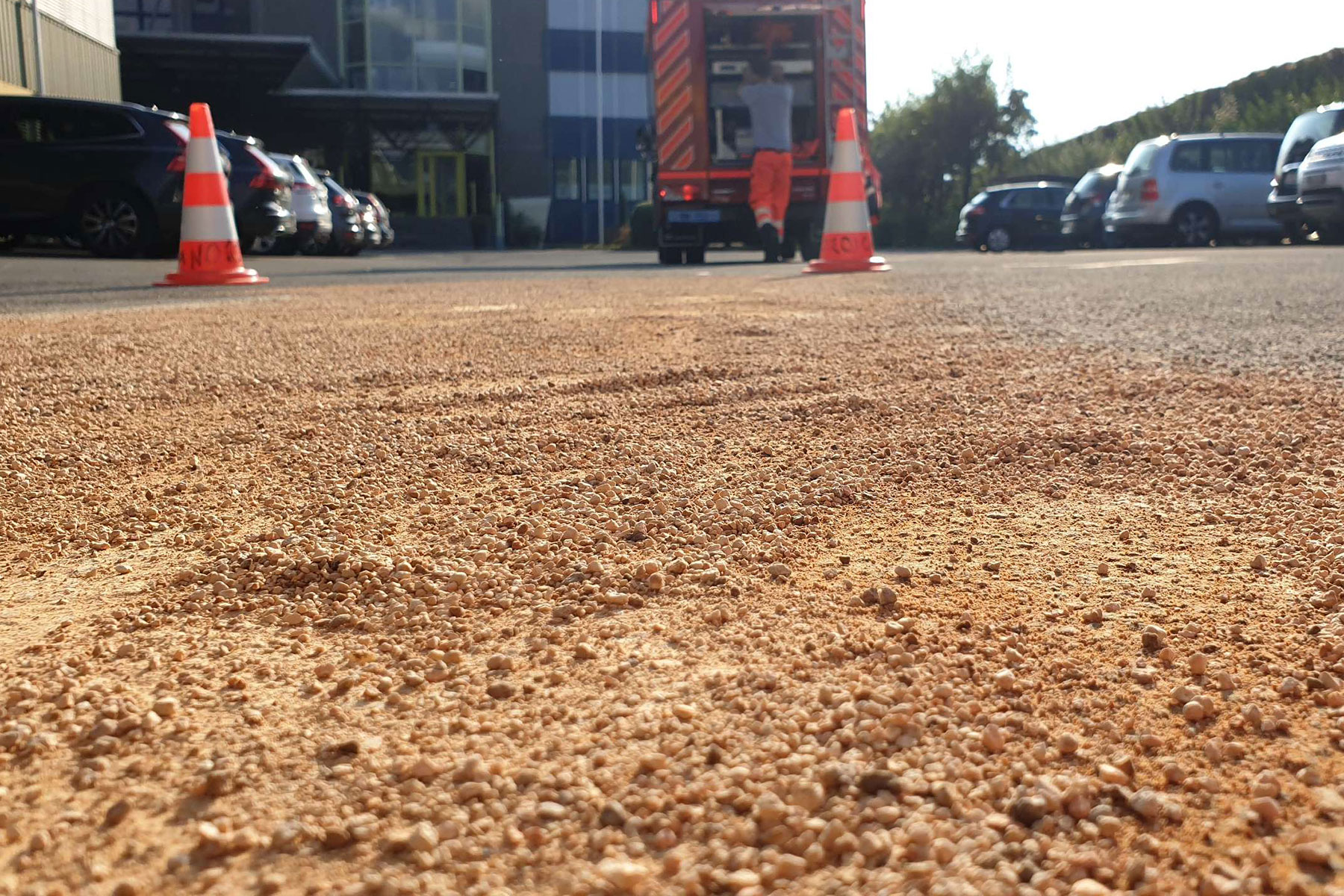 Auf der Mühlebachstrasse läuft aus einem LKW Öl aus.