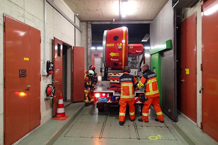 Eine technische Störung in der Stromversorgung des Seelisbergtunnels erzeugt Rauch und der Tunnel muss aus Sicherheitsgründen gesperrt werden. Durch den Zwischenfall sind auch Teile der Gemeinde Emmetten für kurze Zeit ohne Strom.