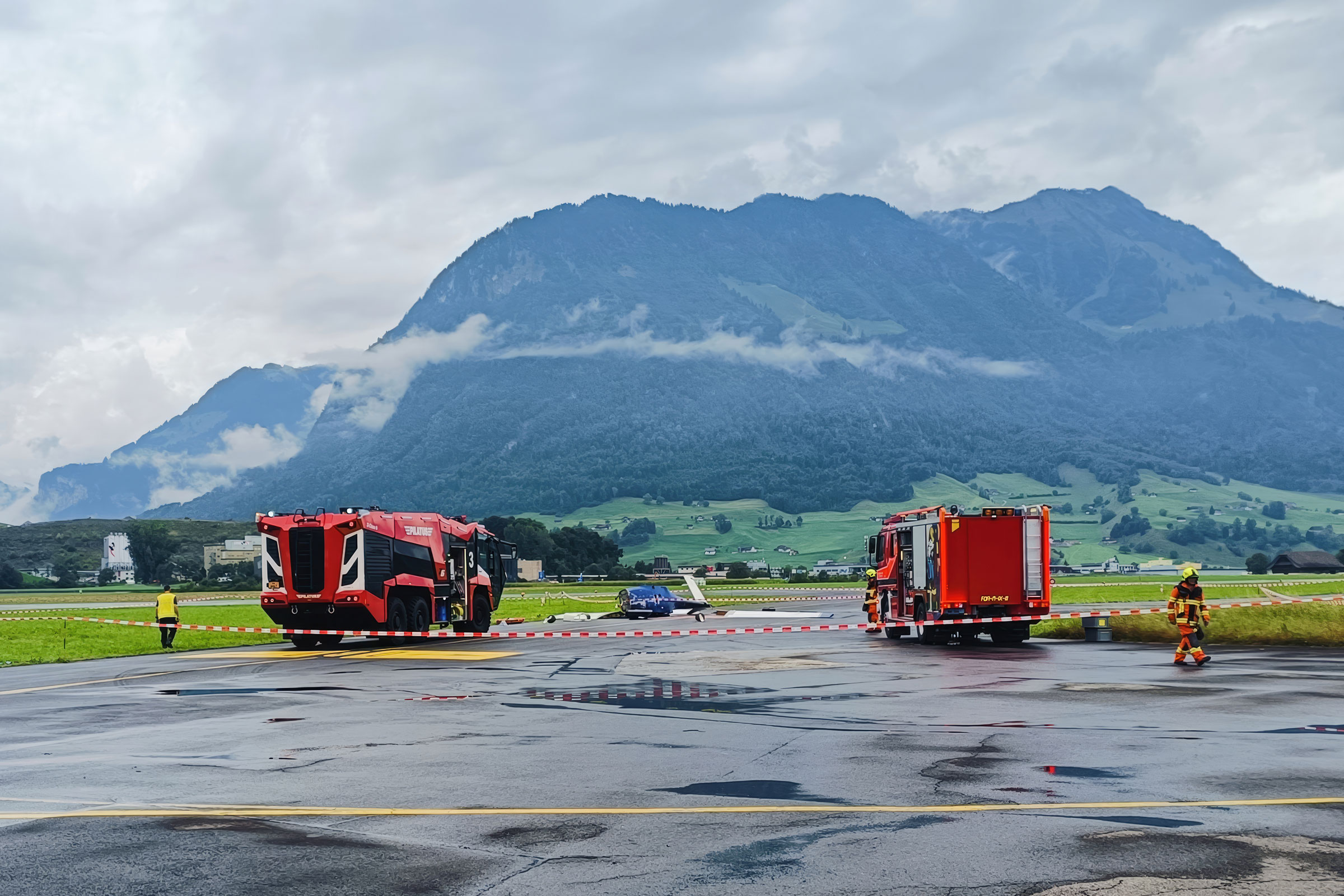 An einer Übung der Betriebsfeuerwehr Pilatus Flugzeugwerke AG auf dem Flugplatz Buochs steht neben dem FFLF der Pilatus AG (links) auch das Stanser Gross-TLF im Einsatz.