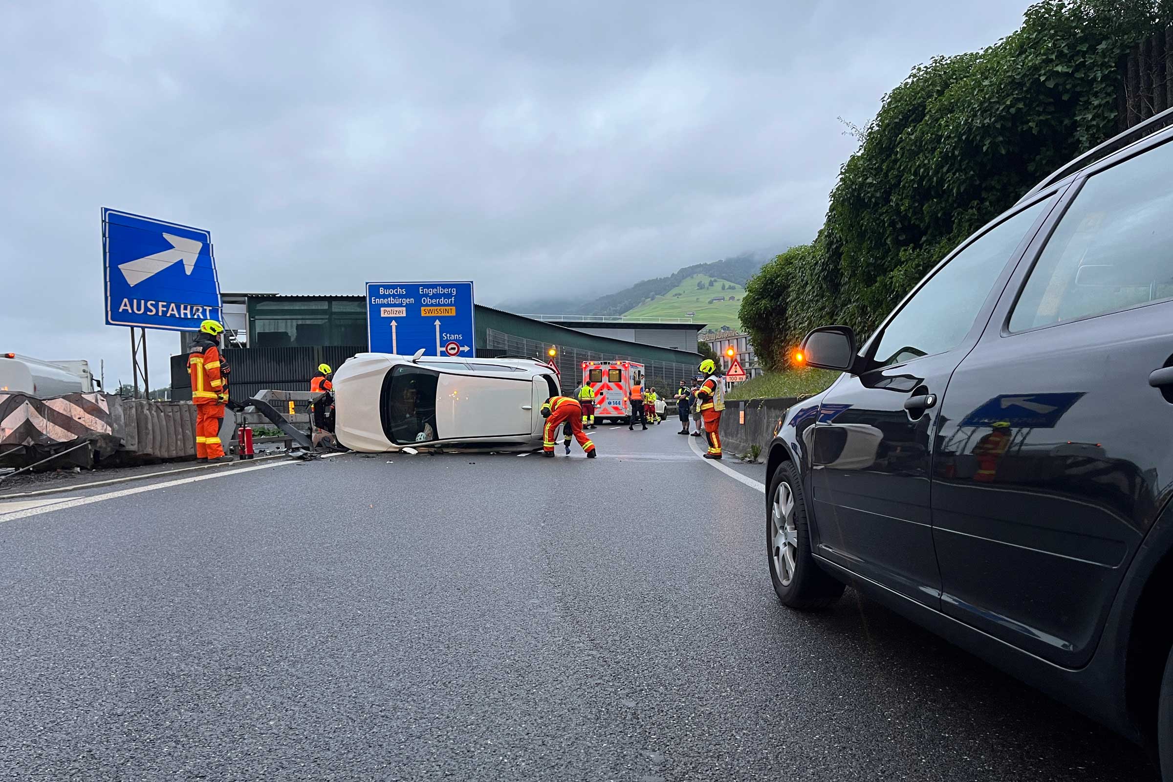 Nach einem Selbstunfall bei der Autobahnausfahrt Stans Süd steht die Strassenrettungsgruppe im Einsatz.