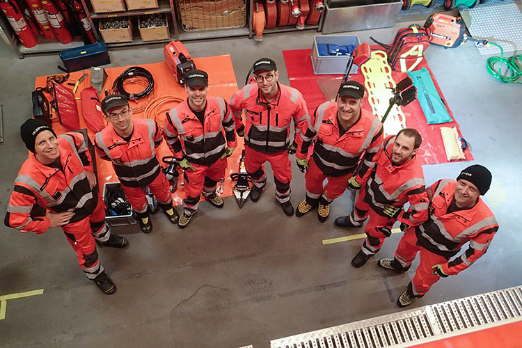 Die Strassenrettungsgruppe bildet neue Mitglieder aus.
