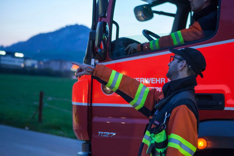 Materialfahrzeuge zirkulieren zwischen den Schadenplätzen.