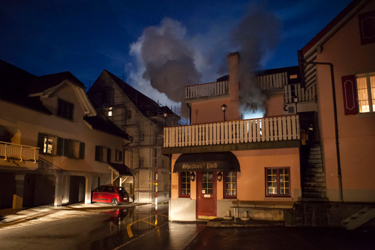 Rauch und Dampf dringt aus dem Wohn- und Geschäftshaus im Dorfkern.