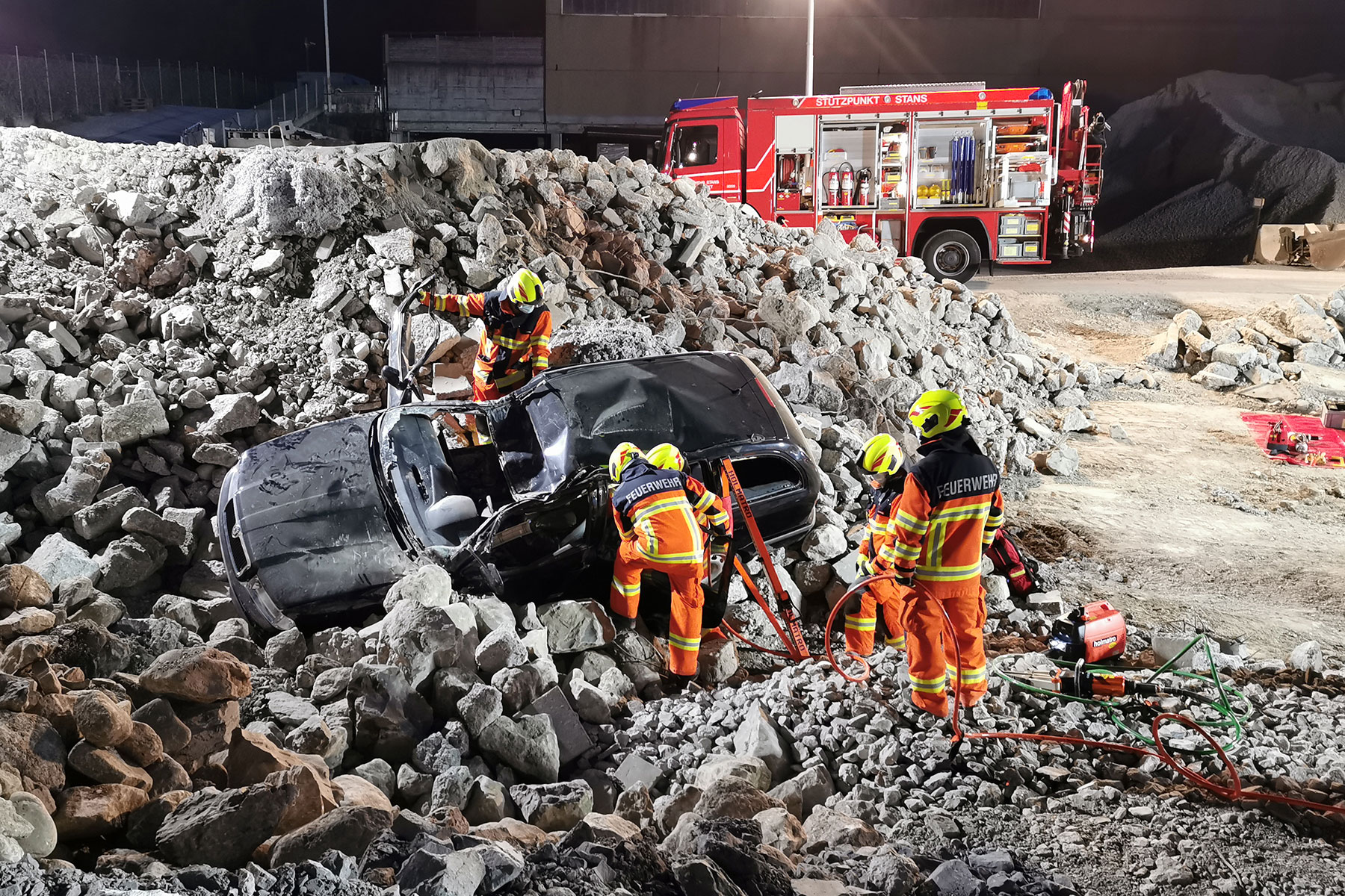 Die Strassenrettungsgruppe 1 übt im Steinbruch.
