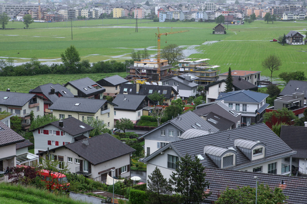 Auf den Wiesen in der Ebene haben sich Wasserlachen gebildet.