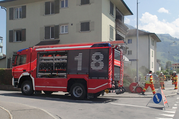 Am Saumweg löscht die Feuerwehr einen defekten Tumbler und entraucht Keller und Treppenhaus.