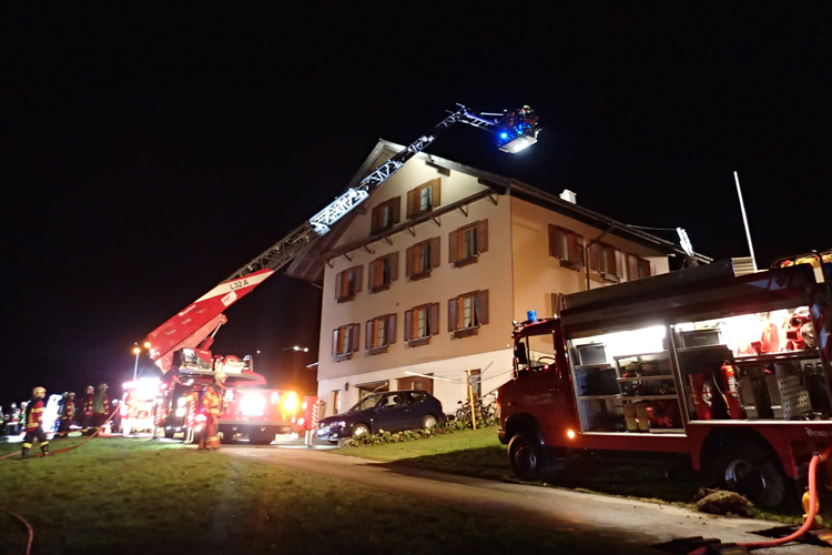 Die Stanser Autodrehleiter unterstützt die Feuerwehr Buochs-Ennetbürgen bei einem Kaminbrand.