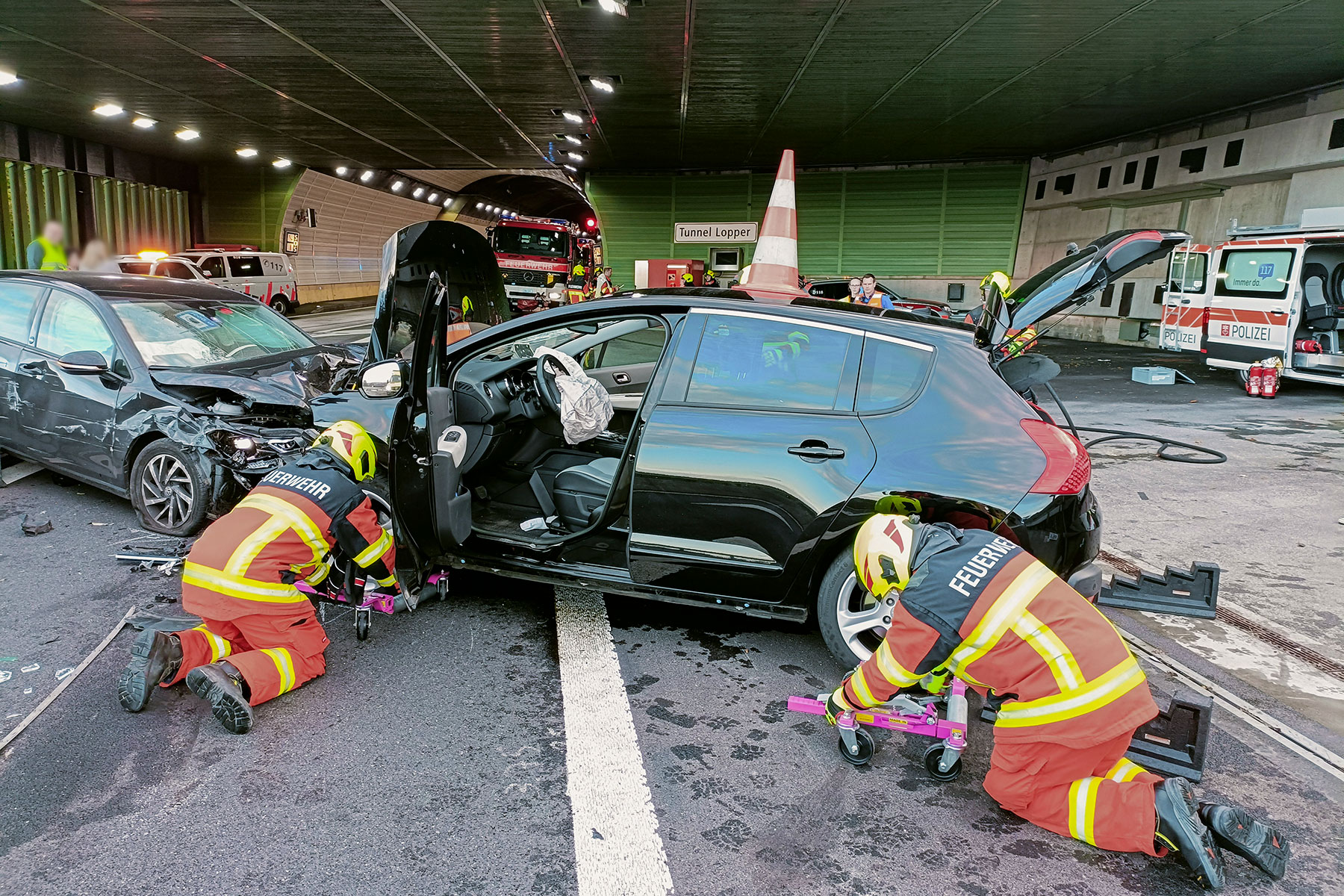 Beim Loppertunnel A8 geschieht ein Verkehrsunfall.