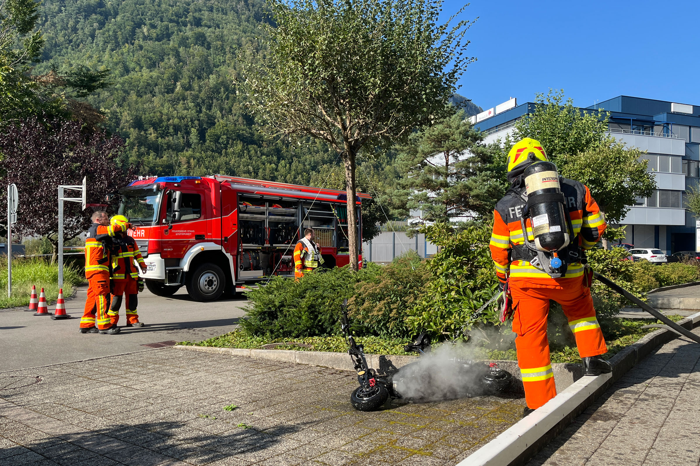 Das Ersteinsatzelement 1 holt einen brennenden Elektroscooter aus einem Kellerraum eines Wohnblocks und löscht ihn.