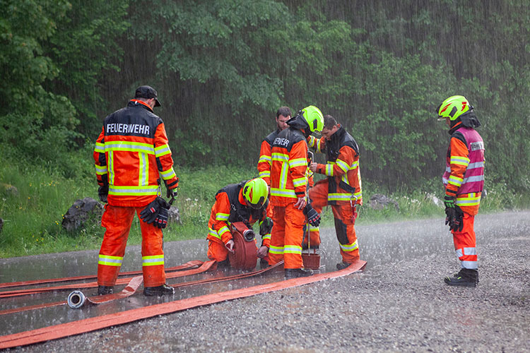 Derweil wird die Atemschutzgruppe 2 in Stans verregnet.