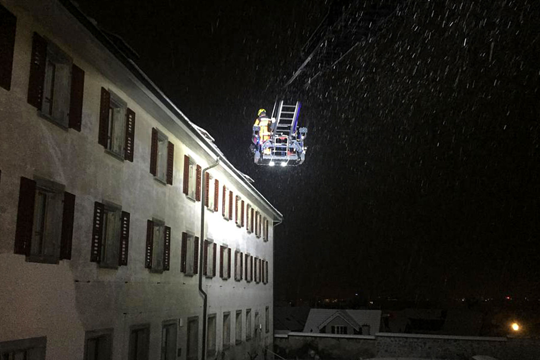 Die Autodrehleitergruppe übt beim Culinarium Alpinum.
