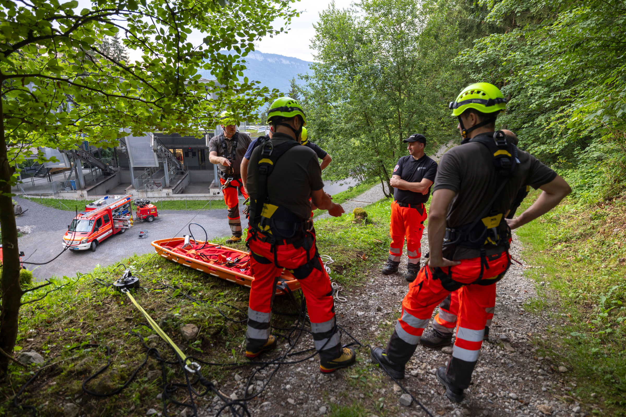 Nach der Übung besprechen die Beteiligten die gewählte Rettungsmethode.