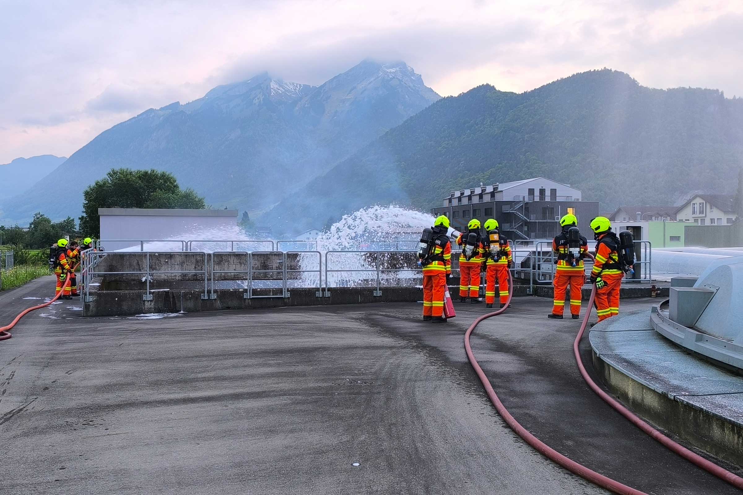 Auf dem Areal der ARA Rotzwinkel steht der Schaumeinsatz auf dem Probenprogramm.