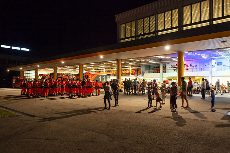 Die Nacht der offenen Tore zum 150. Jubiläum des Schweizerischen Feuerwehrverbandes zieht viele Besucherinnen und Besucher an. 